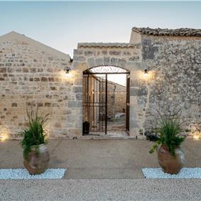  6 bedroom villa with heated pool in Modica, sleeps 18